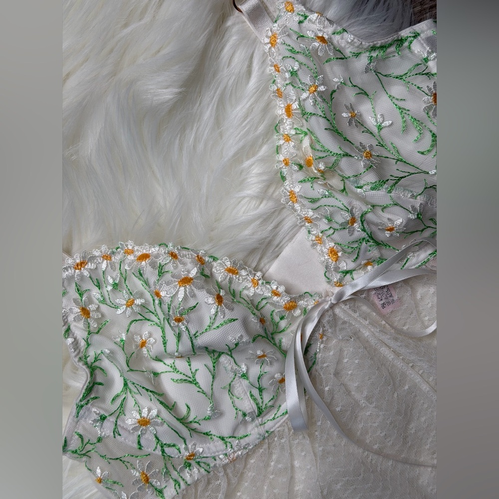 Victoria's Secret White Floral Daisy Chain Embroidery Babydoll Set - Picture 2 of 10